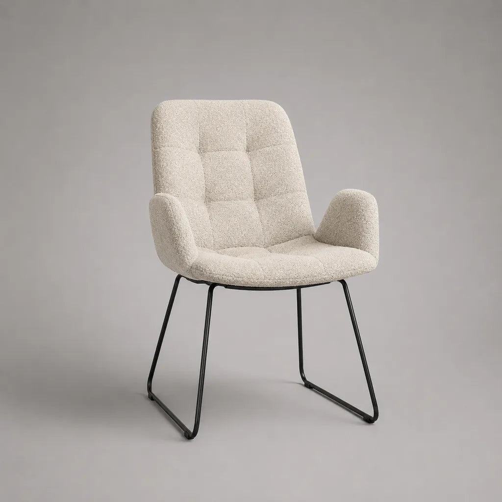 Chaise de salle à manger avec accoudoirs en tissu bouclé écru et pieds en acier noir, 60 × 62 × 84 cm