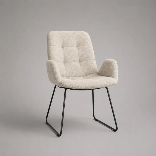 Chaise de salle à manger avec accoudoirs en tissu bouclé écru et pieds en acier noir, 60 × 62 × 84 cm
